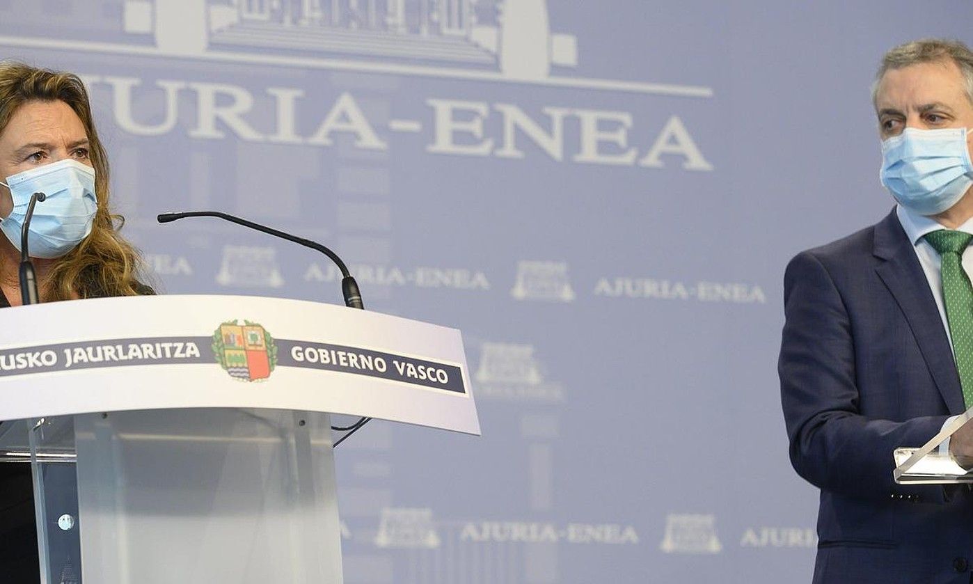 Gotzone Sagardui Osasun sailburua eta Iñigo Urkullu lehendakaria, atzo, lehendakaritzan egindako agerraldian. IREKIA-EFE. Gotzone Sagardui Osasun sailburua eta Iñigo Urkullu lehendakaria, atzo, lehendakaritzan egindako agerraldian. IREKIA-EFE.