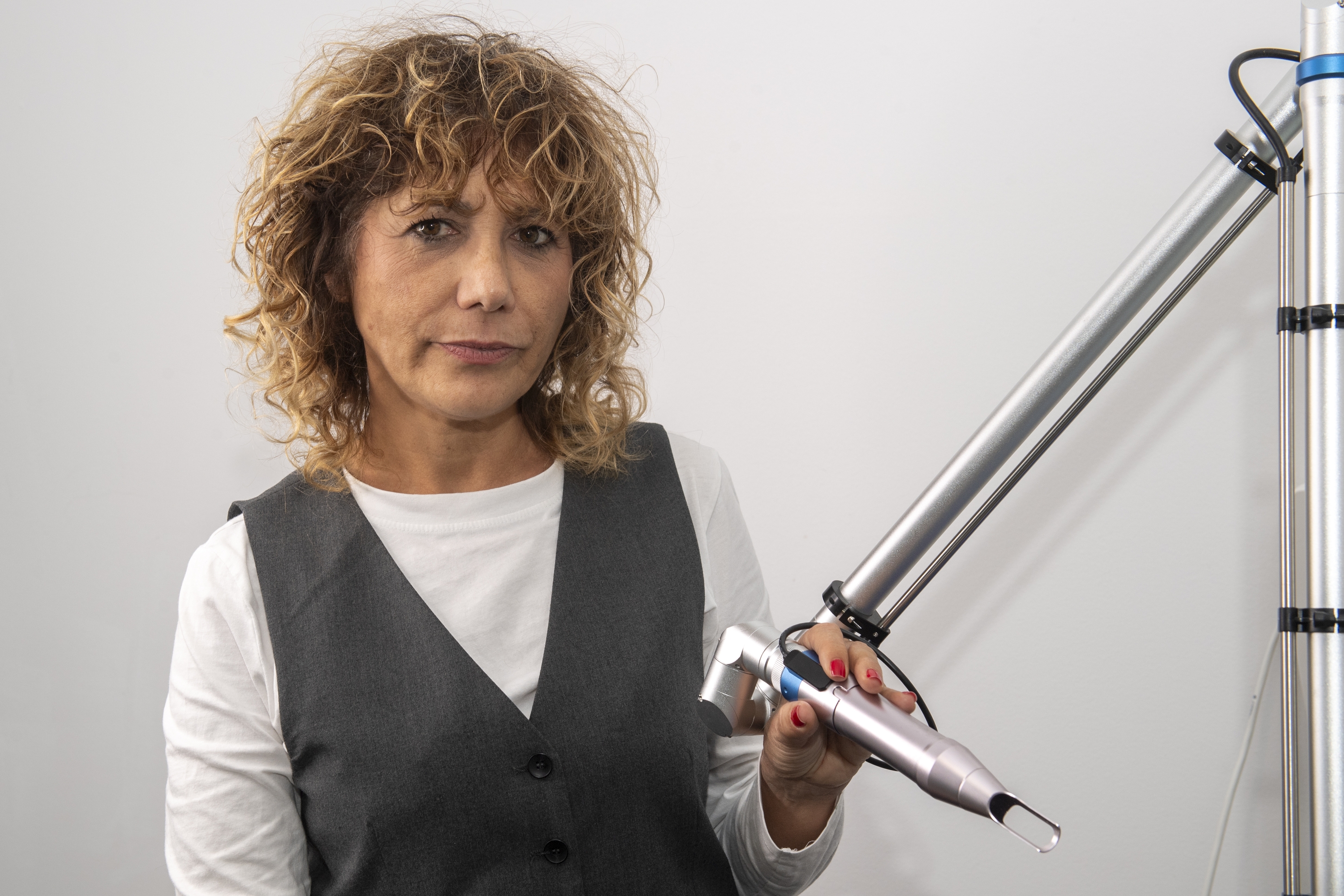 Victoria Lasterra, aste honetan, tatuajeak kentzeko erabiltzen duen laserrarekin. IDOIA ZABALETA / FOKU