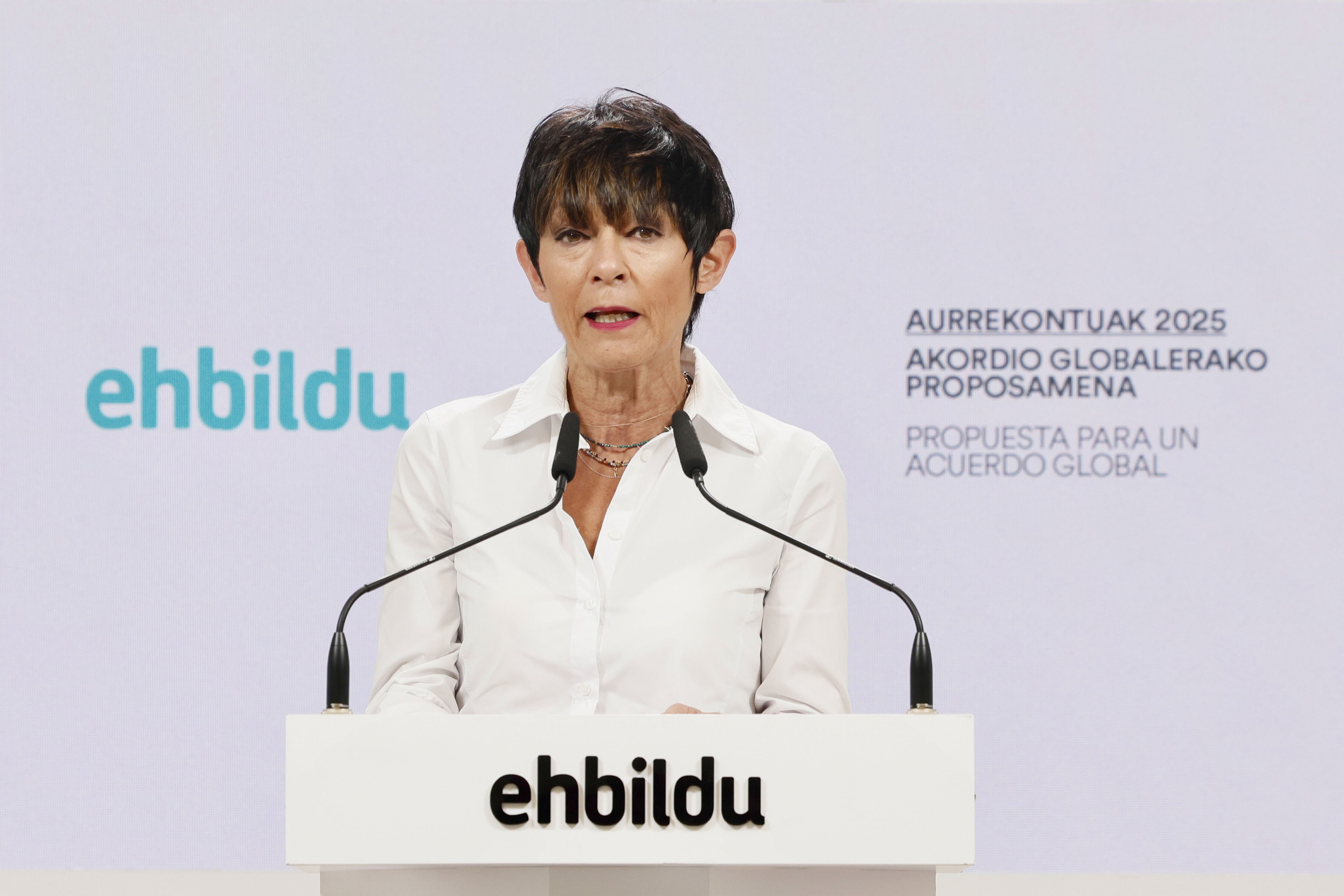 Maddalen Iriarte Gipuzkoako EH Bilduko oposizioburua, aurrekontuei buruzko proposamena aurkeztu zutenean. JAVI COLMENERO / EFE