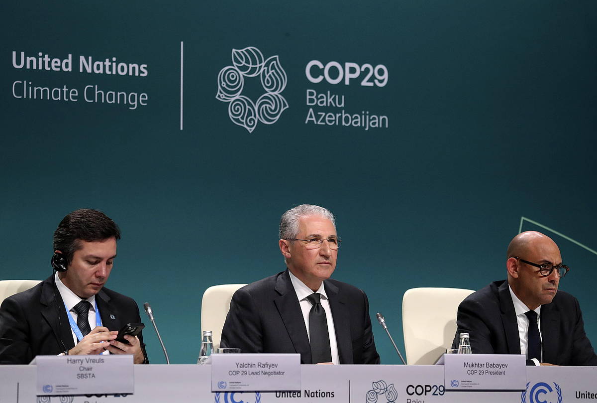 COP29ko presidente Mukhtar Babaief (erdian) eta UNFCCC Klima Aldaketari Buruzko NBEren Esparru Konbentzioko idazkari nagusi Simon Stiell (eskuinean), herenegun, Bakun, prentsaurreko batean