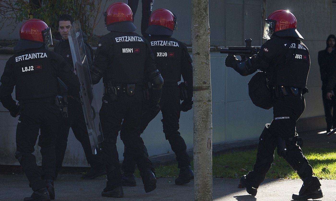 Ertzain talde bat, horietako bat foam jaurtigailu batekin, EHUko campusean (Leioa, Bizkaia), 2016an. LUIS JAUREGIALTZO / FOKU.