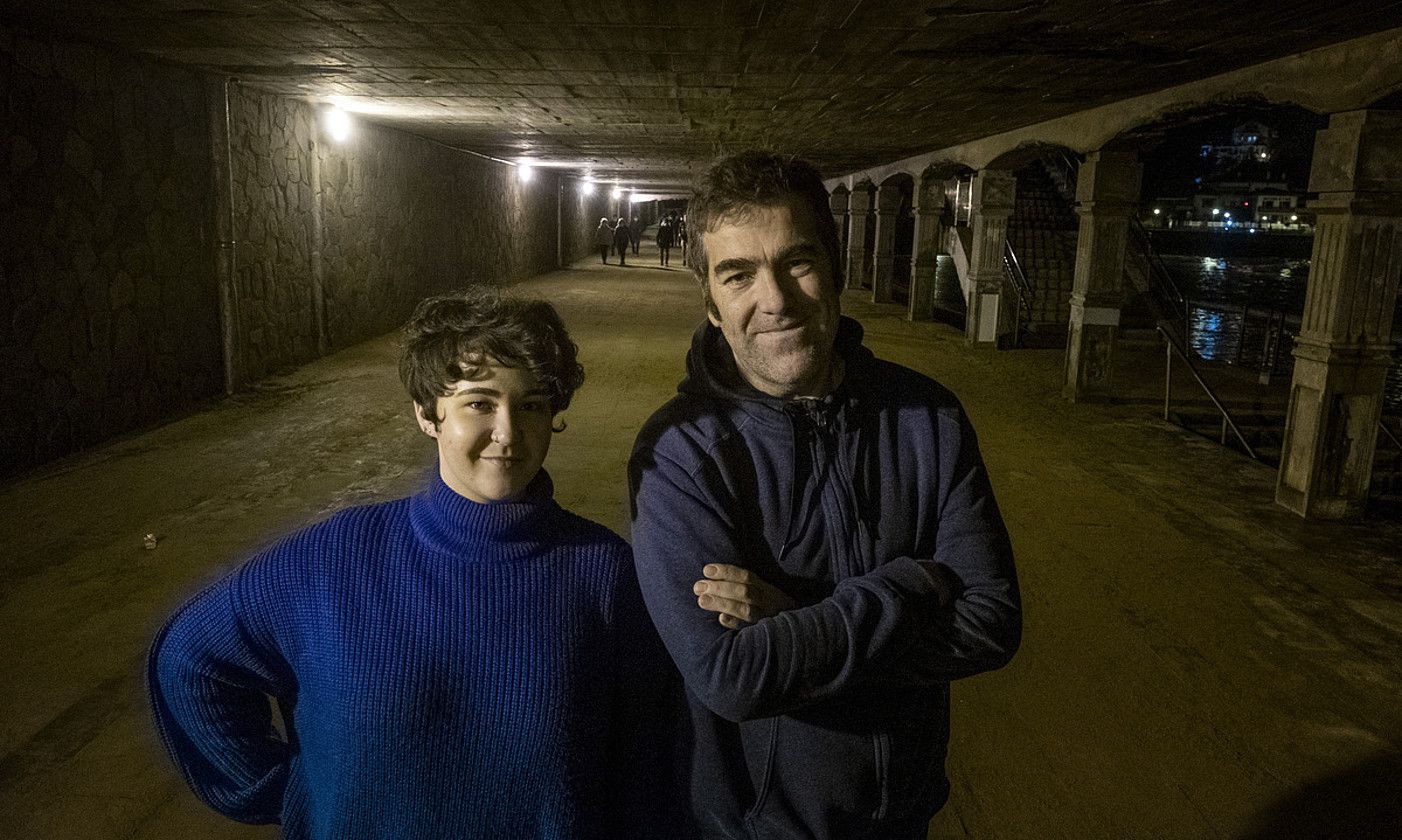 Arima Soul taldeko abeslari Lidia Insausti eta Makala baxularia , Zarauzko malekoian. JON URBE / FOKU.