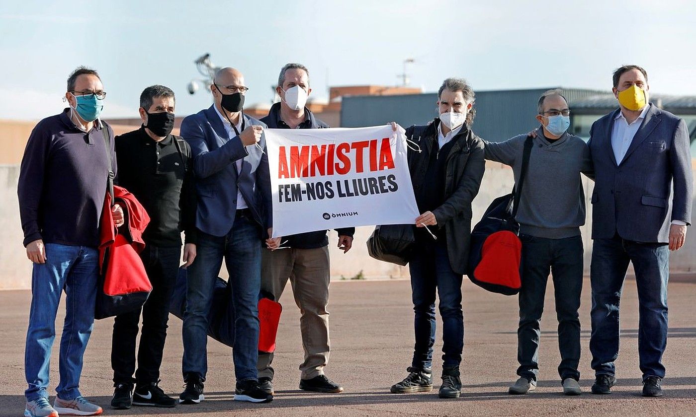 Buruzagi independentistak kartzelatik atera berritan, atzo. SUSANNA SAEZ / EFE.