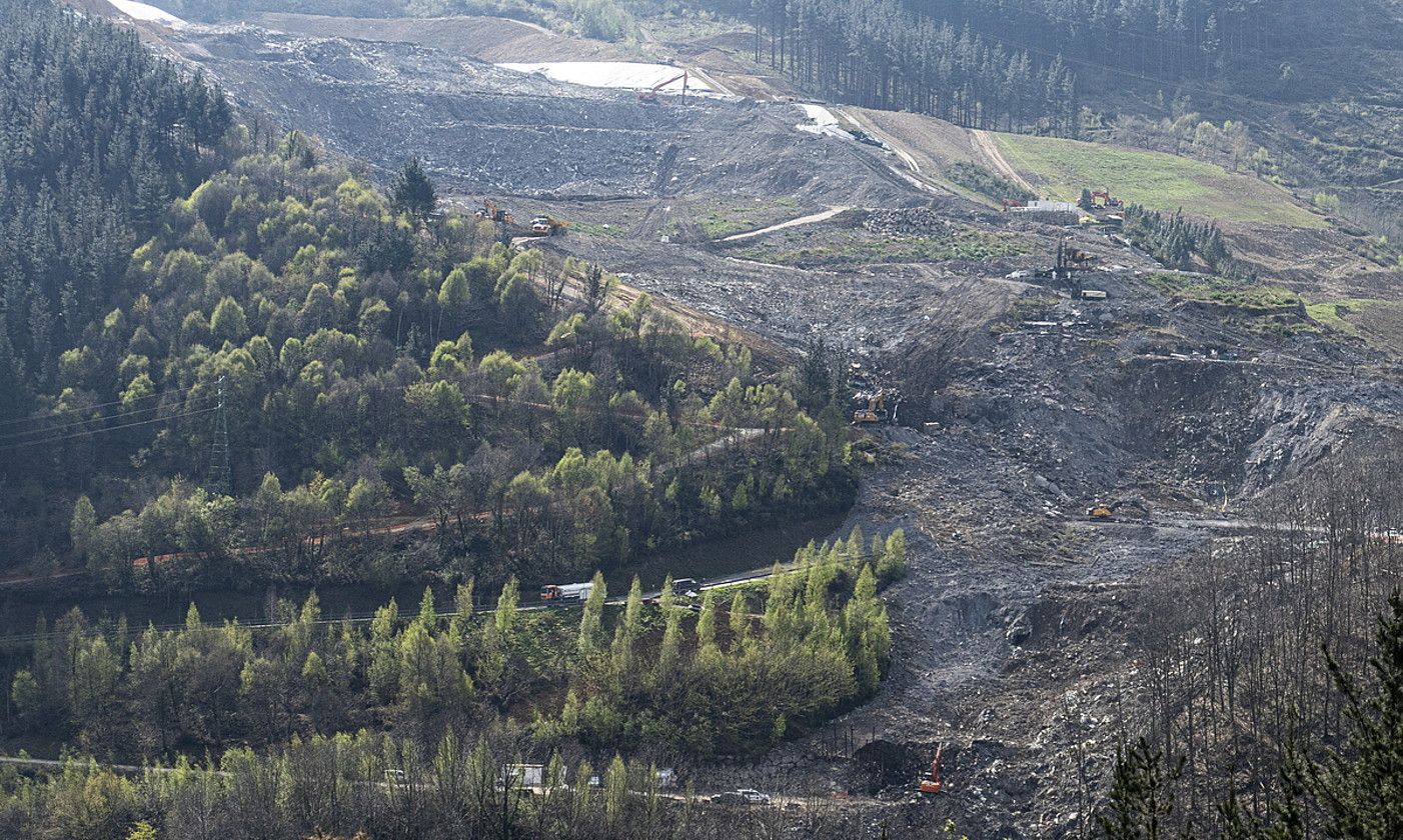 Amilduta. Zabortegiko luizian 500.000 tona zabor erori ziren guztira; hau da, instalazioaren %20. JON URBE / FOKU. Amilduta. Zabortegiko luizian 500.000 tona zabor erori ziren guztira; hau da, instalazioaren %20. JON URBE / FOKU.