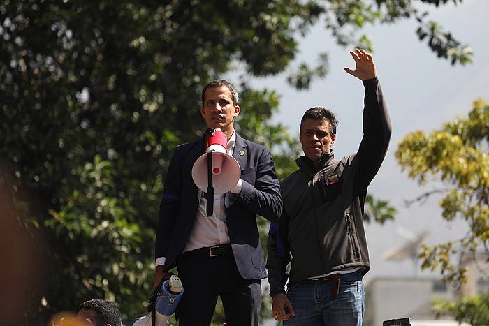 Juan Guaido eta Leopoldo Lopez, atzo, Nicolas Maduroren gobenruaren aurkako altxamendura deitzeko manifestazioan. MIGUEL GUTIERREZ, EFE Juan Guaido eta Leopoldo Lopez, atzo, Nicolas Maduroren gobenruaren aurkako altxamendura deitzeko manifestazioan. MIGUEL GUTIERREZ, EFE