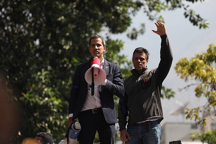 Juan Guaido eta Leopoldo Lopez, atzo, Nicolas Maduroren gobenruaren aurkako altxamendura deitzeko manifestazioan. MIGUEL GUTIERREZ, EFE