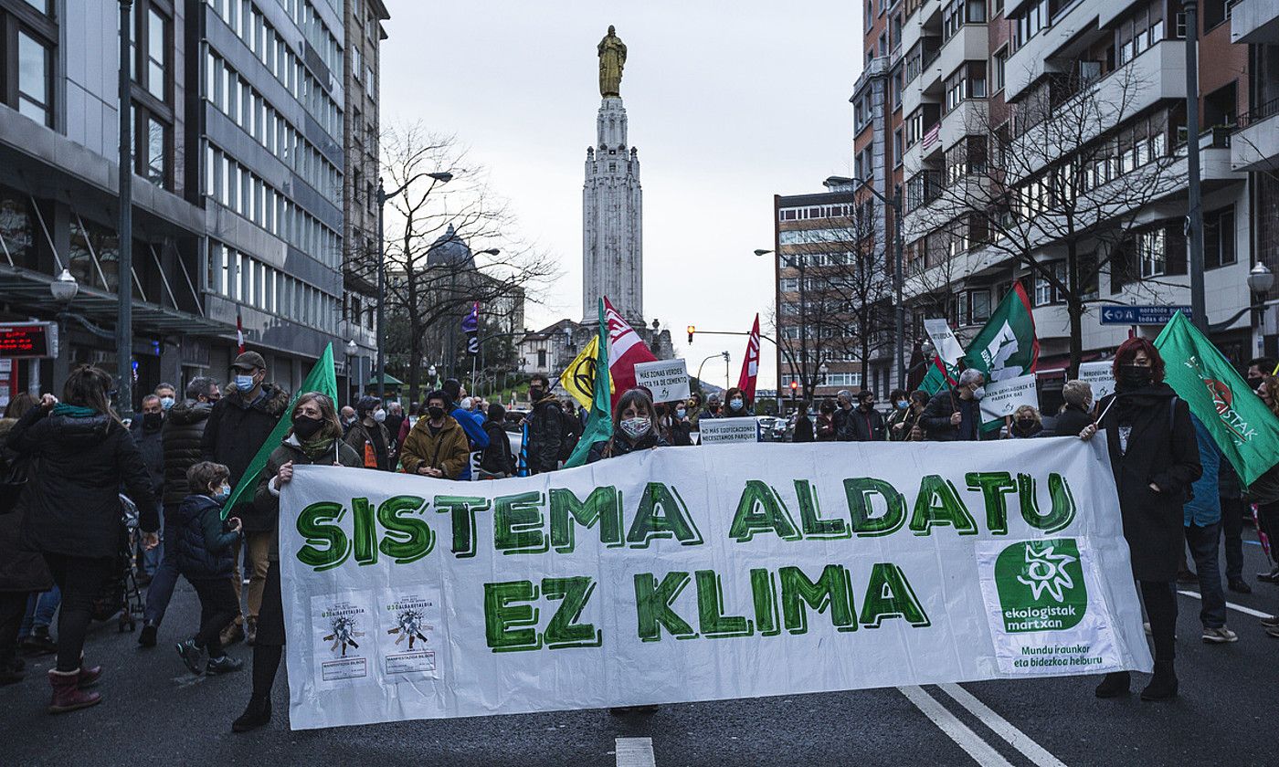 Bilbon egindako manifestazioa Eusko Jaurlaritzaren egoitzaren parean hasi zen. Gasteizen elkarretaratzea egin zuten, udaletxe plazan. ARITZ LOIOLA ETA JAIZKI FONTANEDA / FOKU.