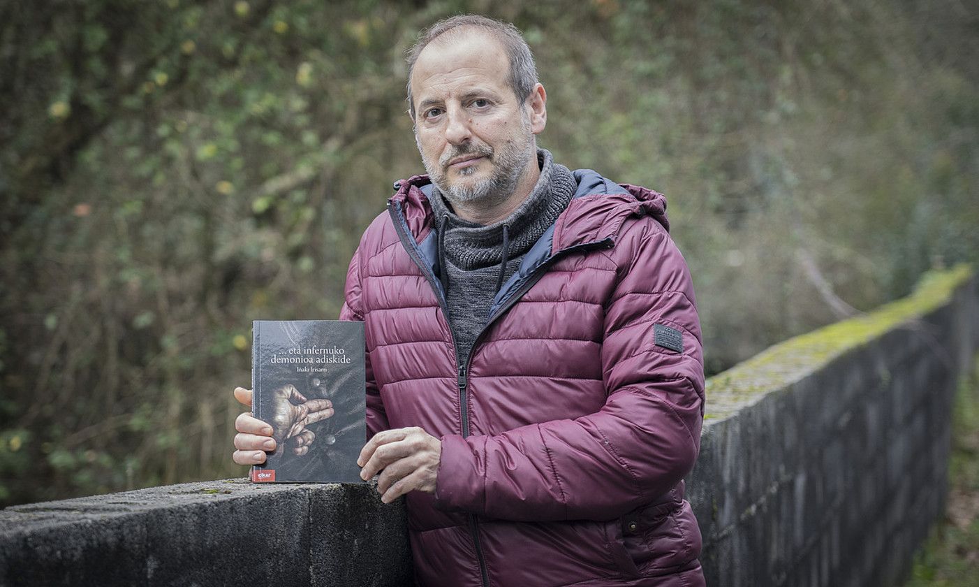 Iñaki Irisarrik atzo aurkeztu zuen bere lehen eleberria, Elkar etxeak Donostian daukan egoitzan. GORKA RUBIO / FOKU.