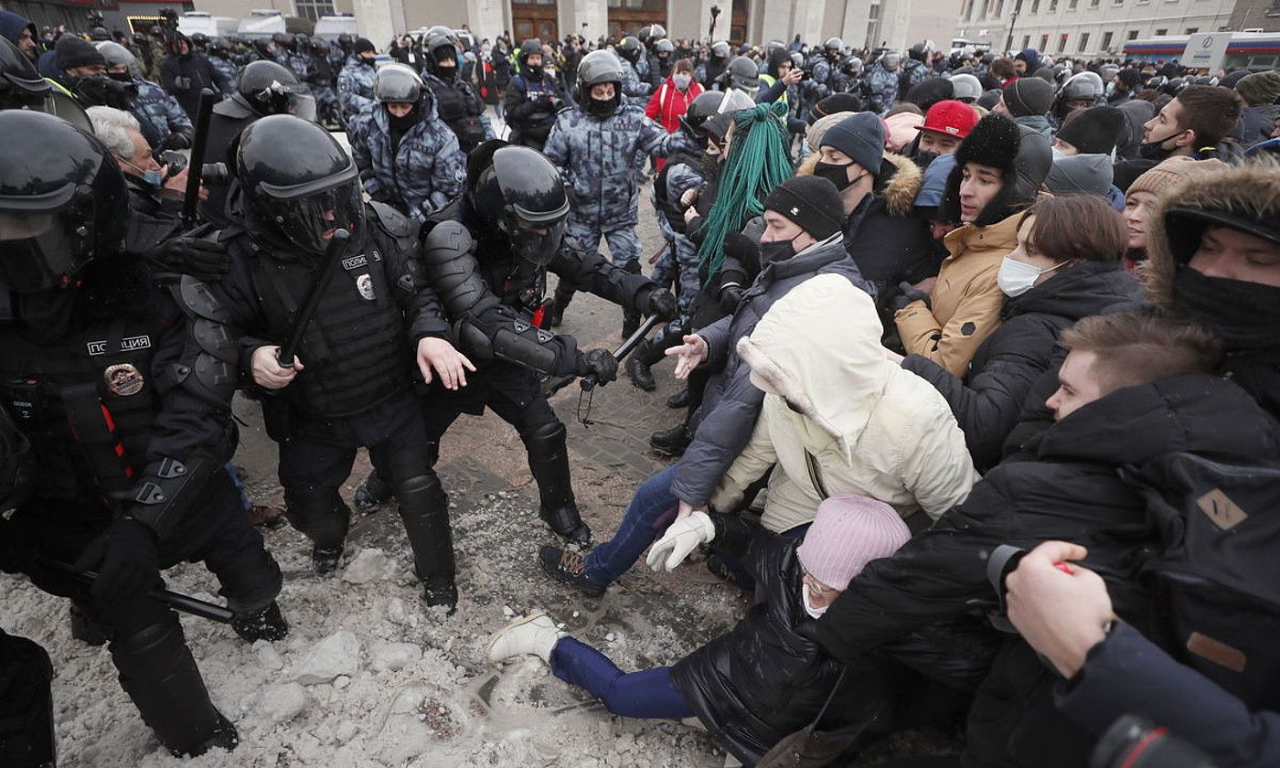 Navalniren aldeko manifestariak eta Polizia aurrez aurre, igandean, Moskun. YURI KOCHETKOV / EFE.