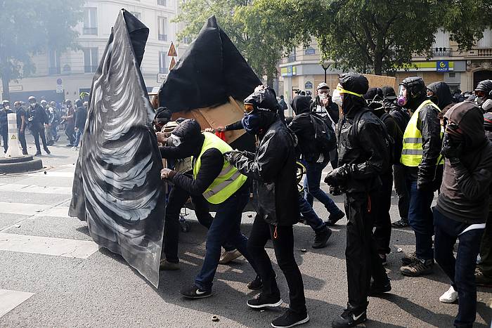 Black Bloc-eko kideak Pariseko kaleetan. IAN LANGSDON / EFE