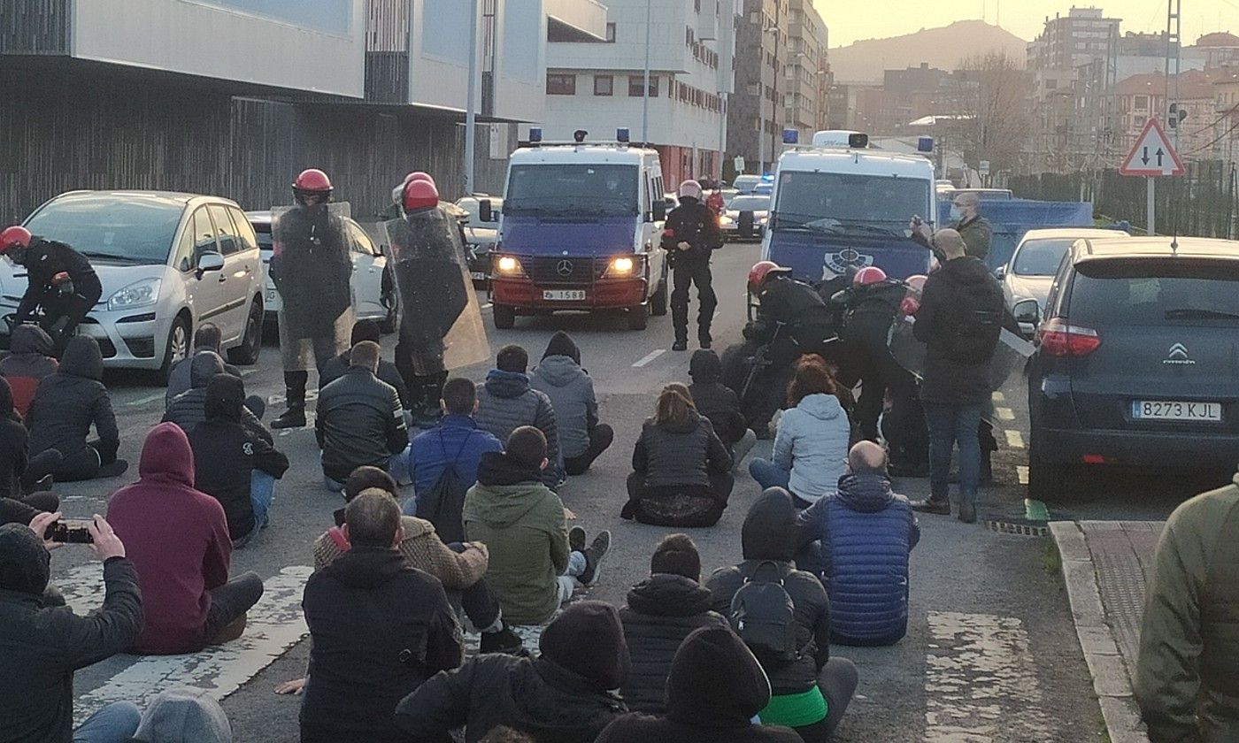 Istiluak. Ertzaintzak indarrez desegin zuen ITP Castingseko langileen eserialdia, Barakaldon. CCOO.