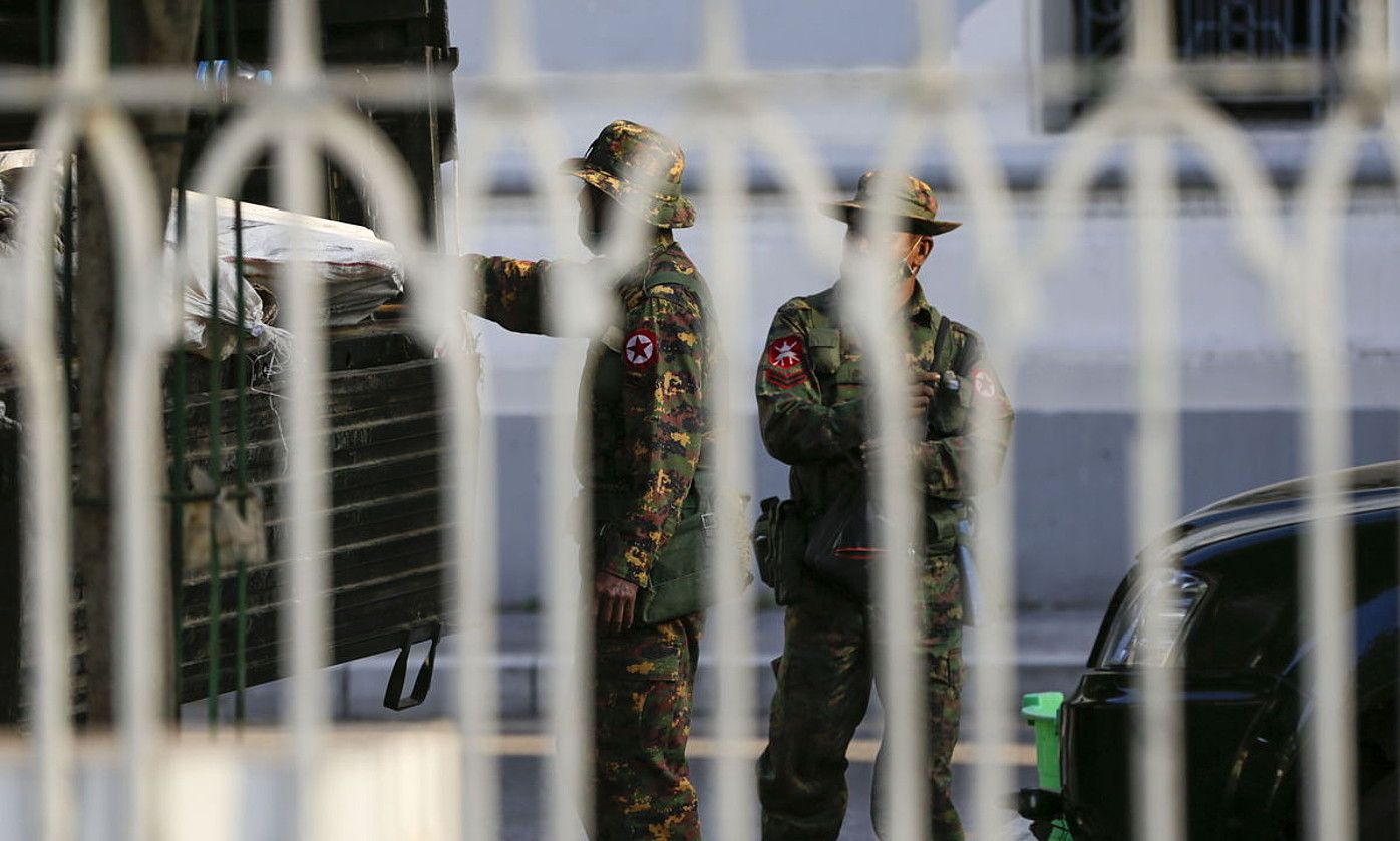 Soldaduak Yangon hirian. Armadak etxeratze agindua ezarri du. LYNN BO BO / EFE.