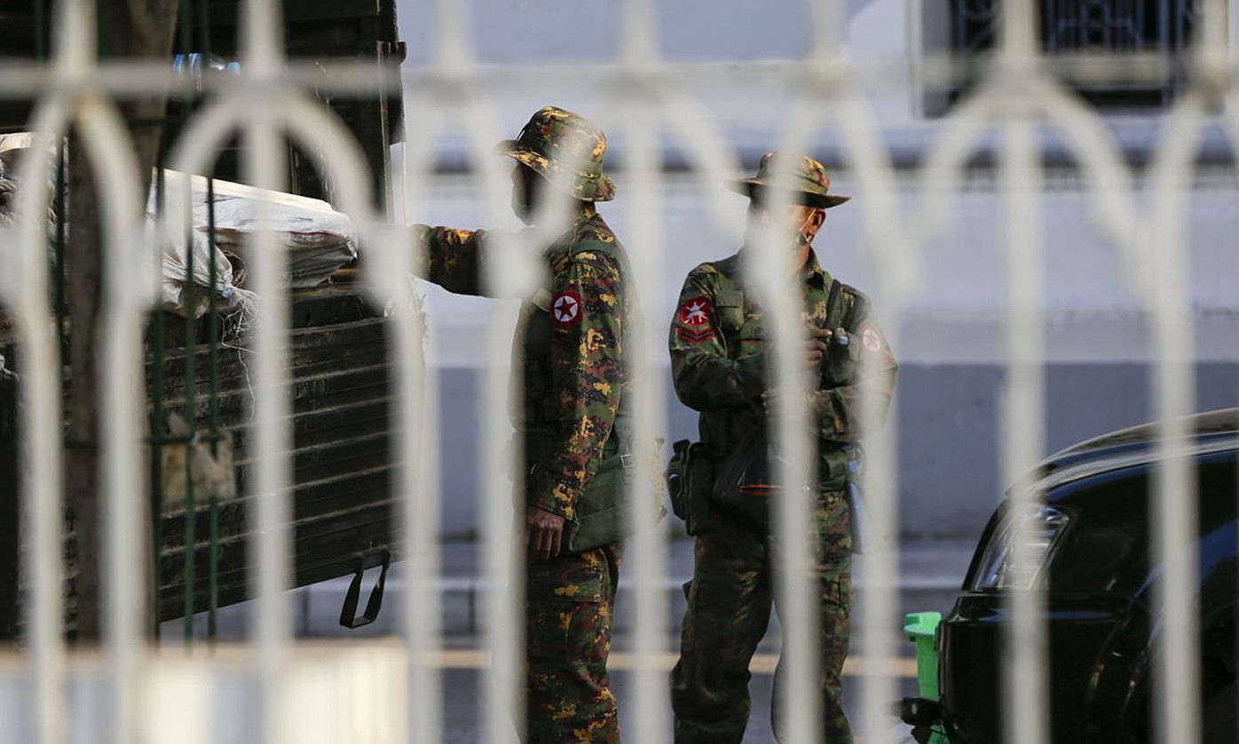 Soldaduak Yangon hirian. Armadak etxeratze agindua ezarri du. LYNN BO BO / EFE. Soldaduak Yangon hirian. Armadak etxeratze agindua ezarri du. LYNN BO BO / EFE.