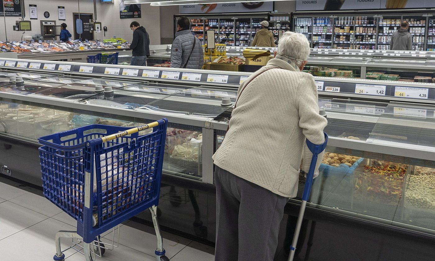 Bezeroak erosketak egiten, Arrasateko BM supermerkatuan. ANDONI CANELLADA / FOKU.