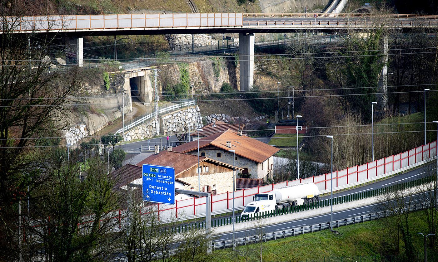 Eitzaga auzoa, A-8 autobidearen, Ermuko saihesbidearen eta trenbidearen artean gordea. RAUL BOGAJO / @FOKU.