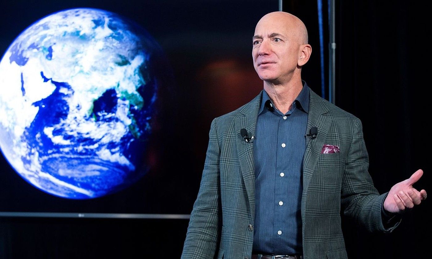 Jeff Bezos, klima aldaketaren kontrako ekinbidea aurkezten, artxiboko argazki batean. MICHAEL REYNOLDS / EFE.