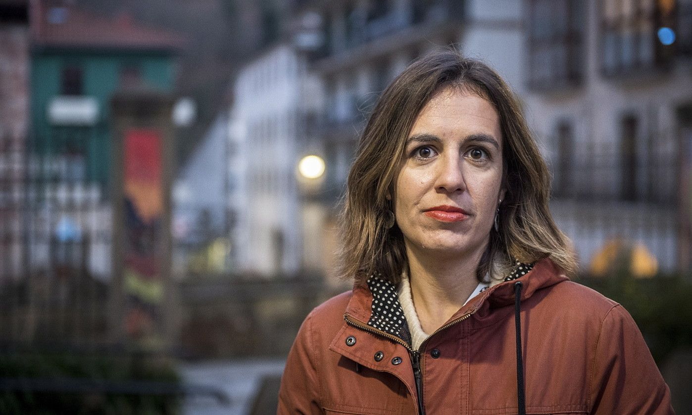 Katixa Agirrek idatzi du aldizkariko artikulu nagusia. GORKA RUBIO / FOKU. Katixa Agirrek idatzi du aldizkariko artikulu nagusia. GORKA RUBIO / FOKU.