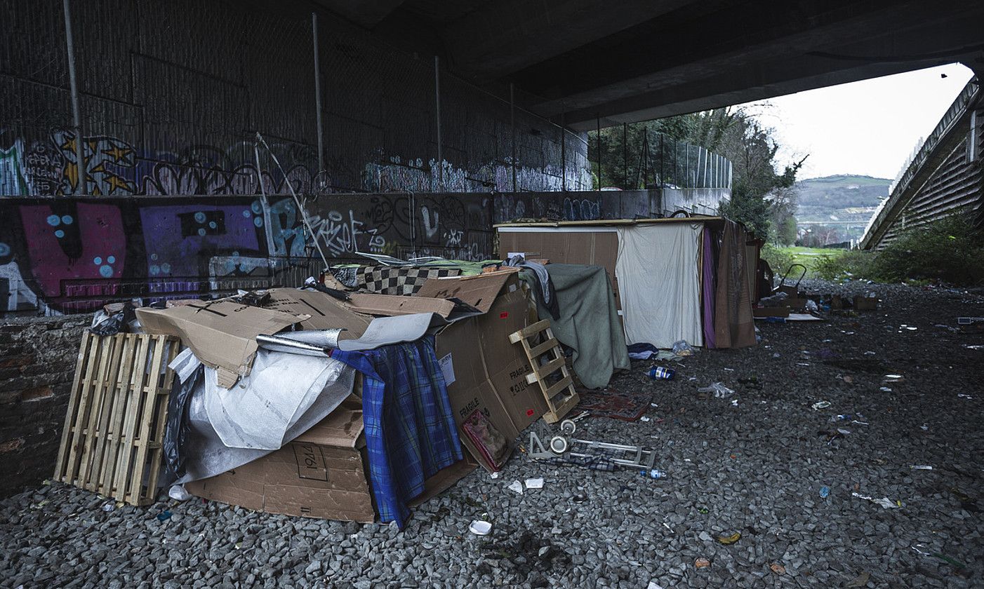 Etxolak. Euskalduna zubiaren azpiko lekua atondu zuten gazte migratzaileek han lo egin ahal izateko, eta etxola moduko batzuk eraiki zituzten. ARITZ LOIOLA / @FOKU. Etxolak. Euskalduna zubiaren azpiko lekua atondu zuten gazte migratzaileek han lo egin ahal izateko, eta etxola moduko batzuk eraiki zituzten. ARITZ LOIOLA / @FOKU.