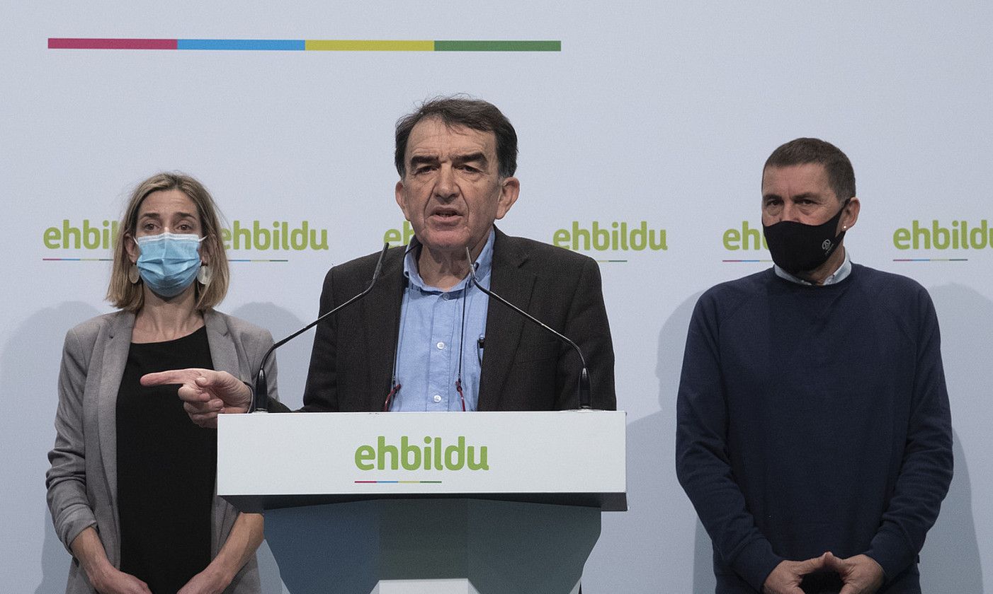 Iñigo Iruin abokatua, gibelean Miren Zabaleta eta Arnaldo Otegi dituela, joan den abenduan, Donostian. JON URBE / FOKU.