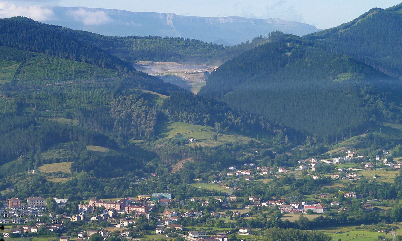 Zallaren (Bizkaia) gaineko mendi magal batean dago Las Lagunas zabortegia. ZALLA BAI. Zallaren (Bizkaia) gaineko mendi magal batean dago Las Lagunas zabortegia. ZALLA BAI.