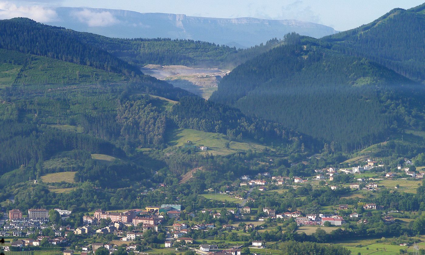 Zallaren (Bizkaia) gaineko mendi magal batean dago Las Lagunas zabortegia. ZALLA BAI.