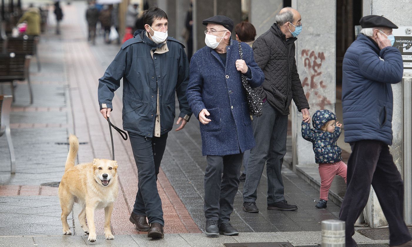 Jendea Zornotzako kaleetan paseatzen. RAUL BOGAJO/ FOKU.