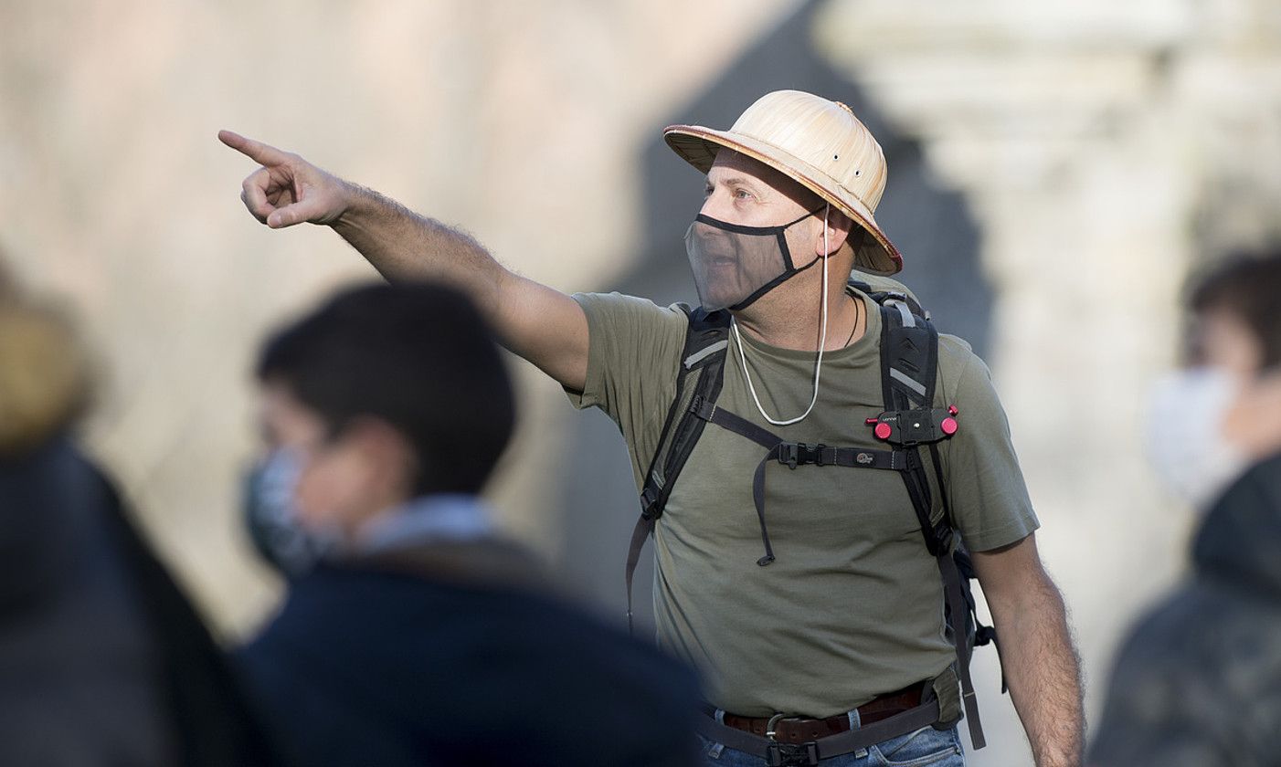 Enrique Baquero zoologoa, joan den ostegunean Iruñeko Gaztelu Gibelean antolatutako Iruñeko Safaria bisita gidatuan. IÑIGO URIZ / FOKU.