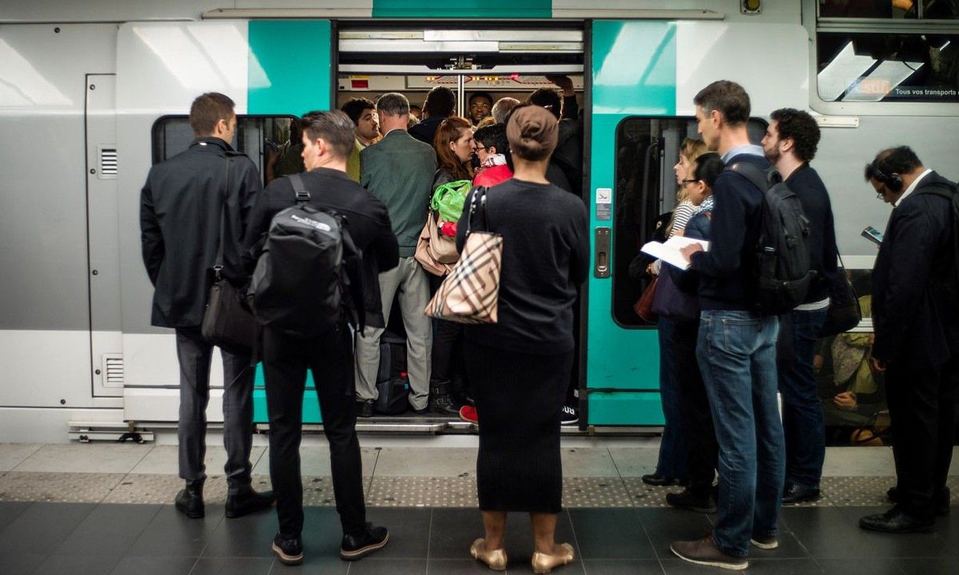 Jende andana Parisko metroko bagoietako batean sartzen, iazko urte hasierako irudi batean. YOANN VALAT / EFE.