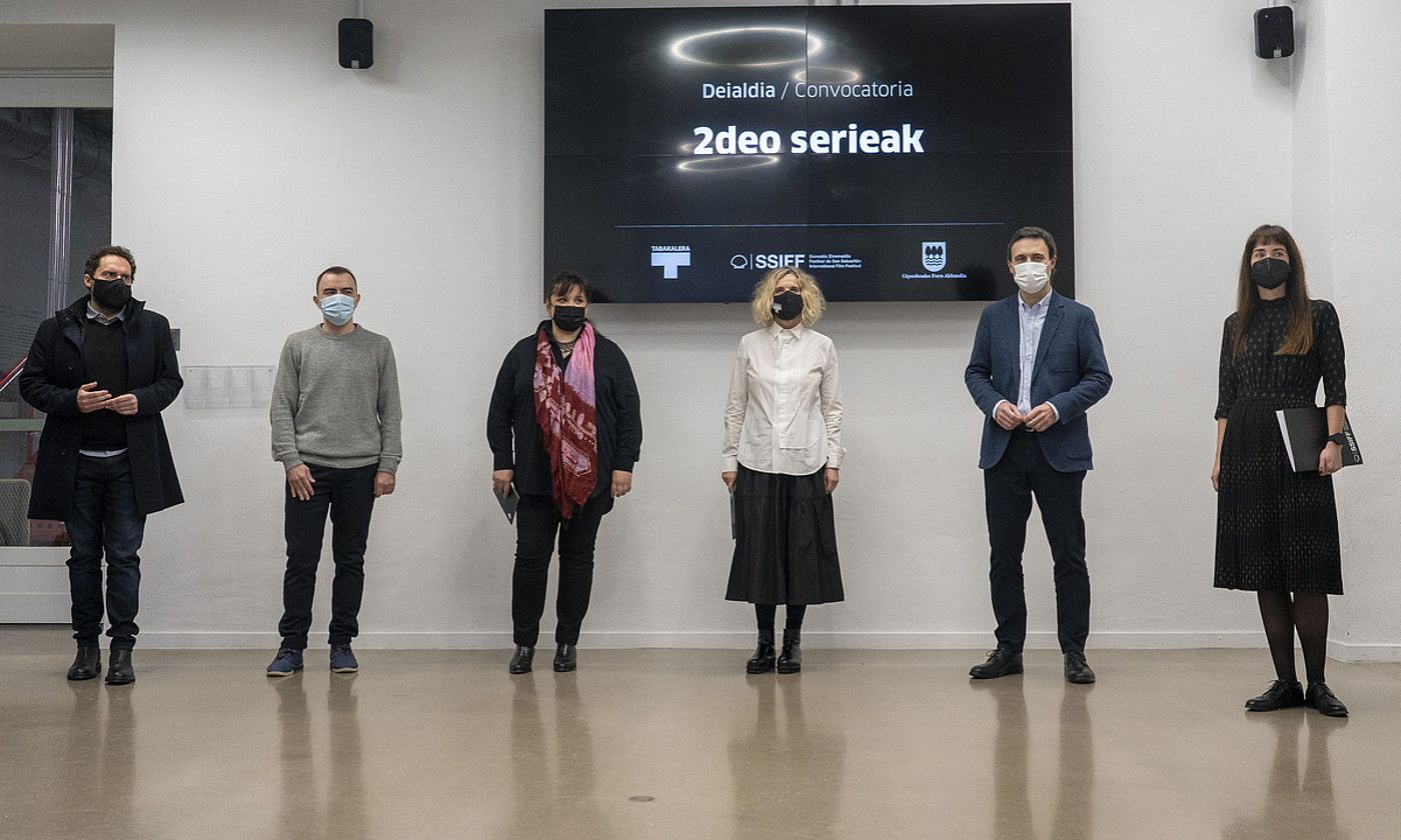 Aitor Gabilondo, Xabier Berzosa, Clara Montero, Edurne Ormazabal, Jabier Larrañaga eta Maialen Beloki, atzo, Donostiako Tabakaleran. GORKA RUBIO / FOKU.