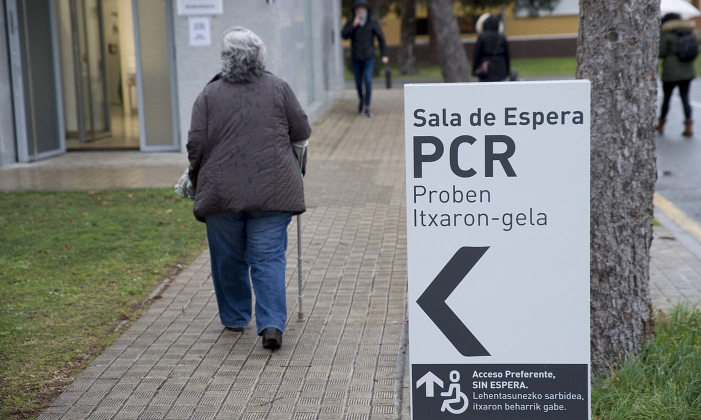 PCR probak egiteko gunea, Iruñeko ospitalean. IÑIGO URIZ / FOKU. PCR probak egiteko gunea, Iruñeko ospitalean. IÑIGO URIZ / FOKU.