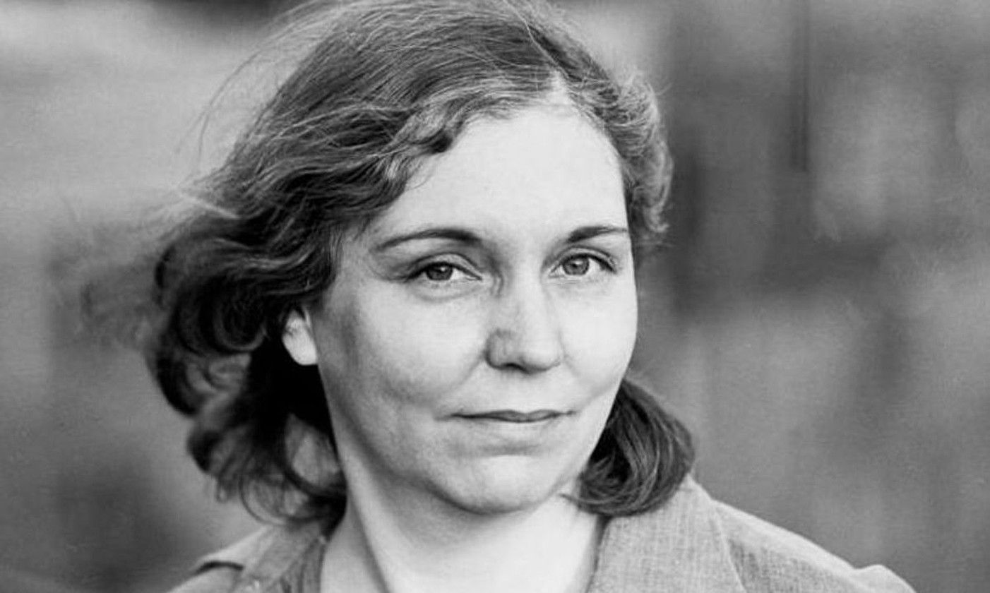Nancy Holt diziplina anitzeko artista estatubatuarra. IKUSPUNTU JAIALDIA. Nancy Holt diziplina anitzeko artista estatubatuarra. IKUSPUNTU JAIALDIA.