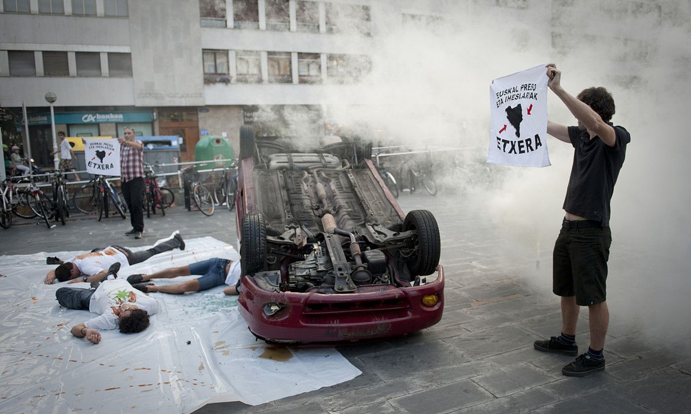 Urruntzeak eragindako auto istripuen aurka Donostian egindako protesta bat, 2012an. GARI GARAIALDE / FOKU.