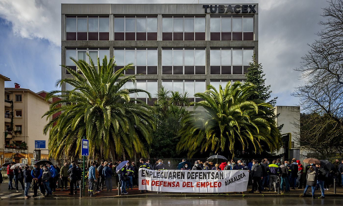 Langileek protesta egin zuten atzo, Laudioko lantegiaren aurrean, bilera egiten ari ziren bitartean. JAIZKI FONTANEDA/ FOKU.