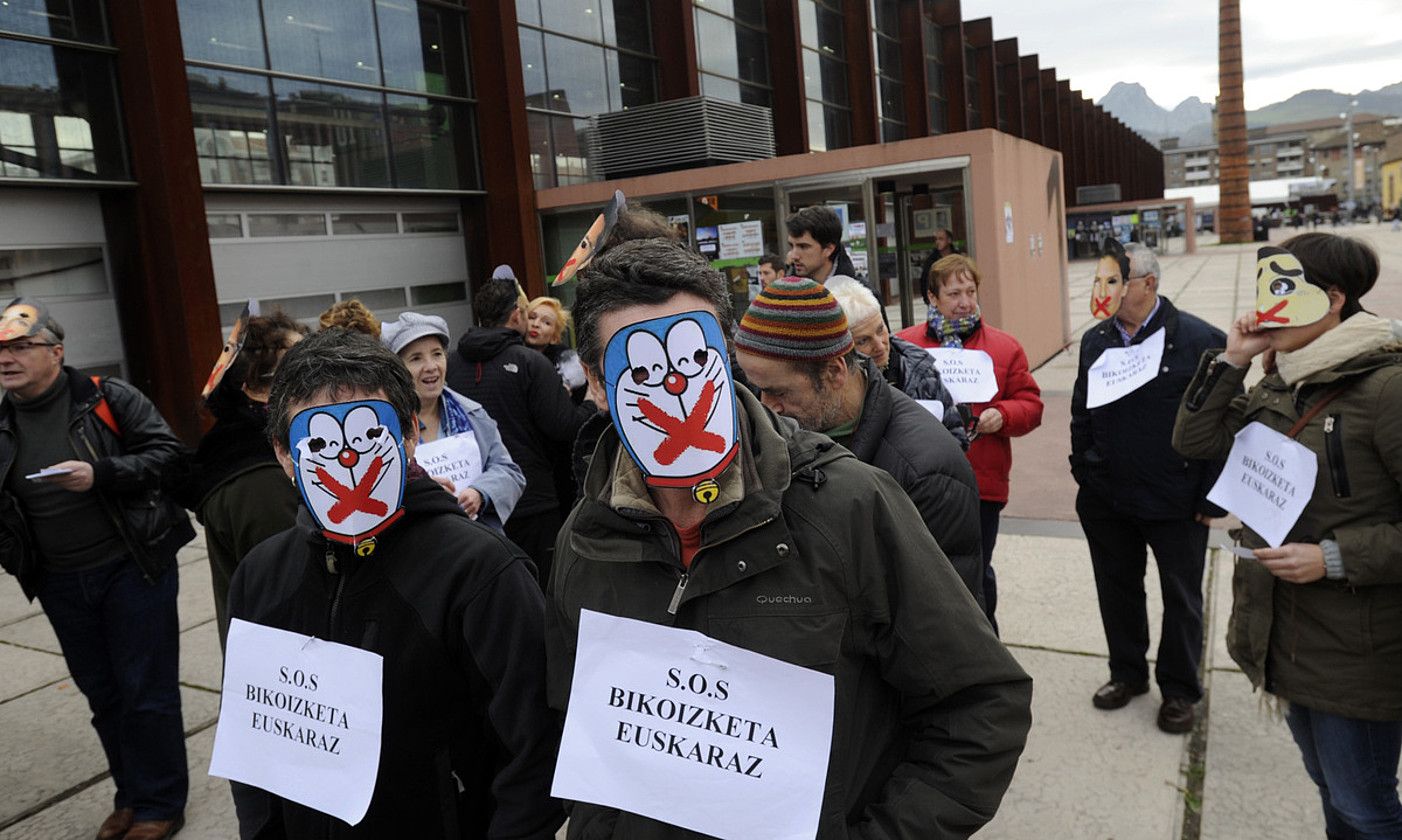 SOS Bikoizketa euskaraz mugimenduaren protesta bat, 2013ko abenduan, Durangon. MARISOL RAMIREZ / FOKU.