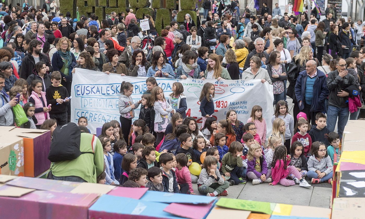 Eskola segregazioa desagerrarazteko protesta, duela bi urte, Gasteizko Euskal Eskola Publikoaren Aldeko Plataformak deituta. JUANAN RUIZ / FOKU.