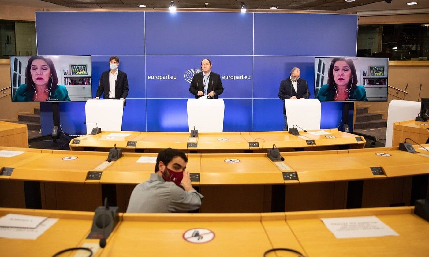 Pernando Barrena —erdian— eta Izaskun Bilbao —telematikoki—, urtarrilaren 20an, manifestuaren aurkezpenean. BERRIA. Pernando Barrena —erdian— eta Izaskun Bilbao —telematikoki—, urtarrilaren 20an, manifestuaren aurkezpenean. BERRIA.
