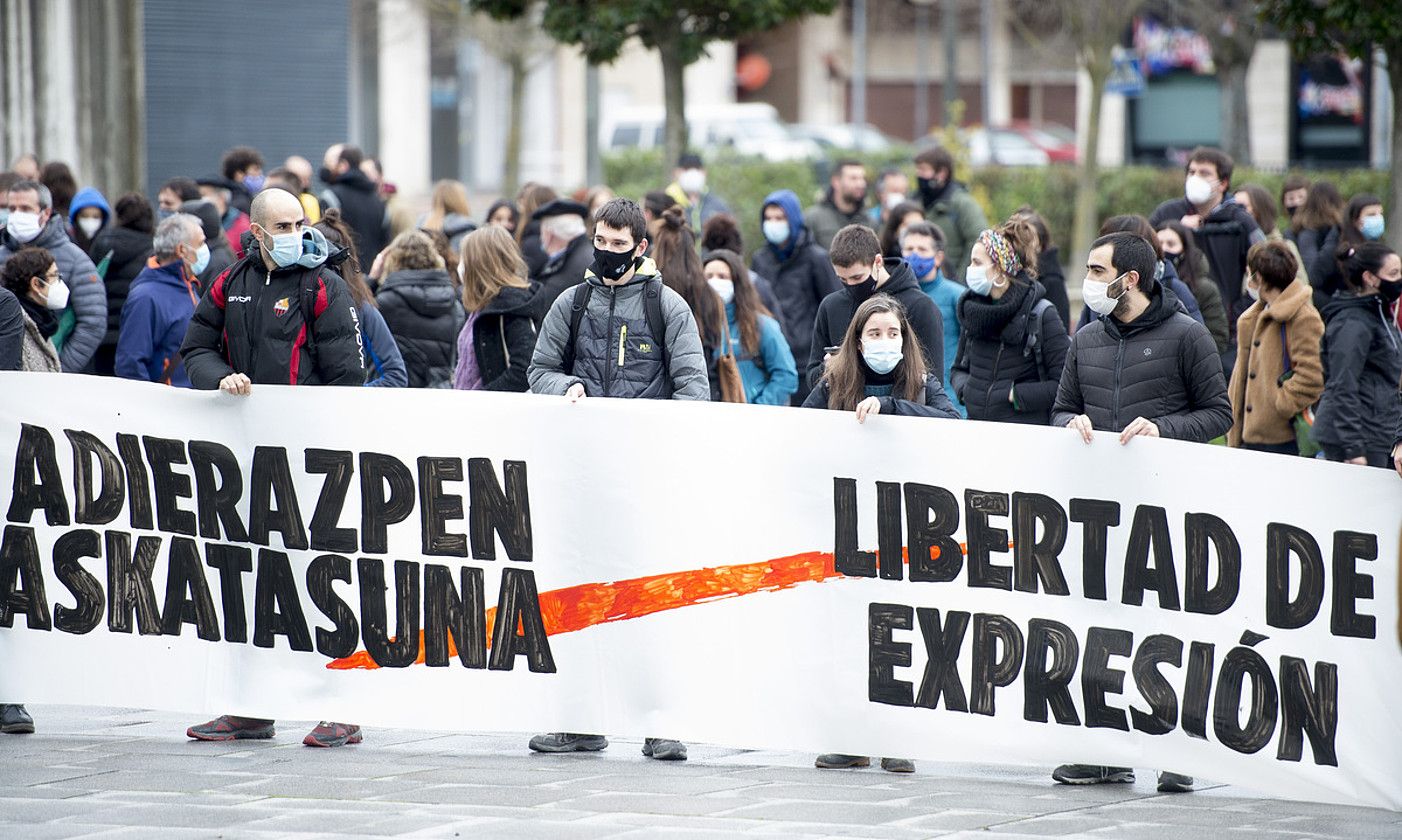 Adierazpen askatasunaren aldeko protesta, atzo, Iruñean. IÑIGO URIZ / FOKU.