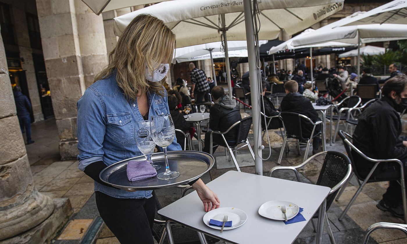 Bilboko taberna baten terraza, urtarrilaren amaierako itxiera iritsi aurretik. Gaur berriro zabal dezakete. ARITZ LOIOLA / FOKU.