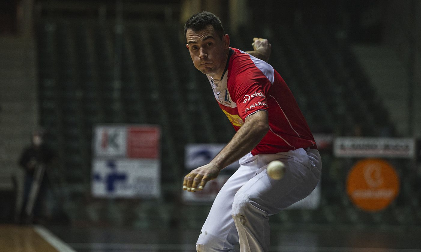 Erik Jaka, pilota jotzear, Binakako Txapelketan jokatutako partida batean. ARITZ LOIOLA / FOKU.