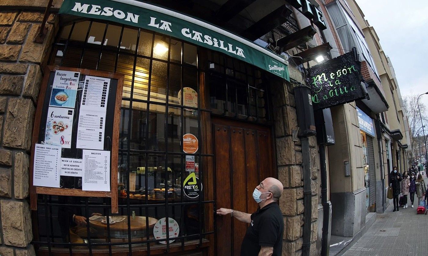 Meson La Casilla Bilboko tabernaren jabea negozioaren atea irekitzen. LUIS TEJIDO / EFE.