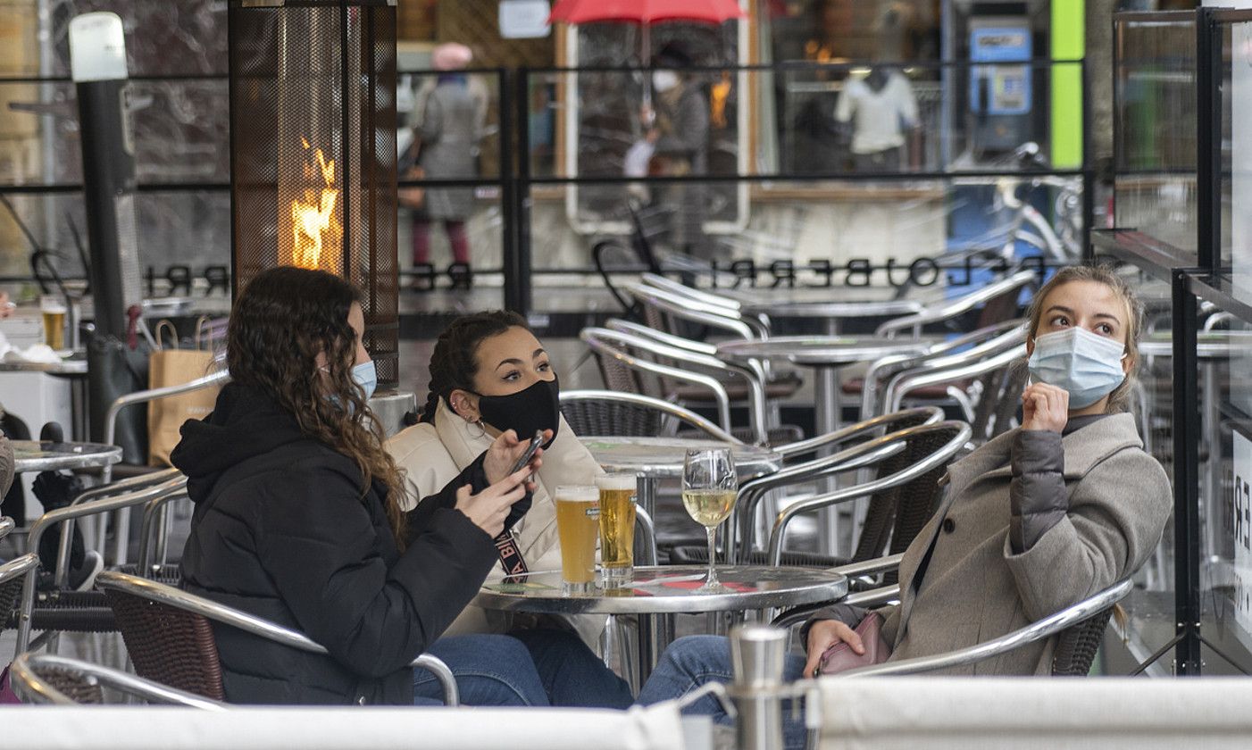 Donostiako taberna baten terraza, atzo. ANDONI CANELLADA / FOKU.