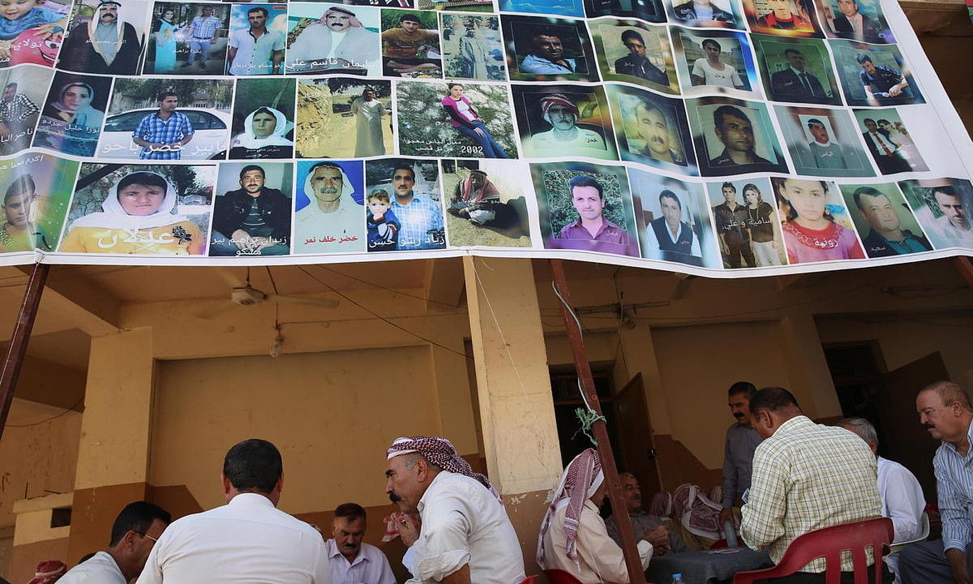 Estatu Islamikoak hildako yazidien argazkiak, Duhokeko taberna batean. GAILAN HAJI / EFE.