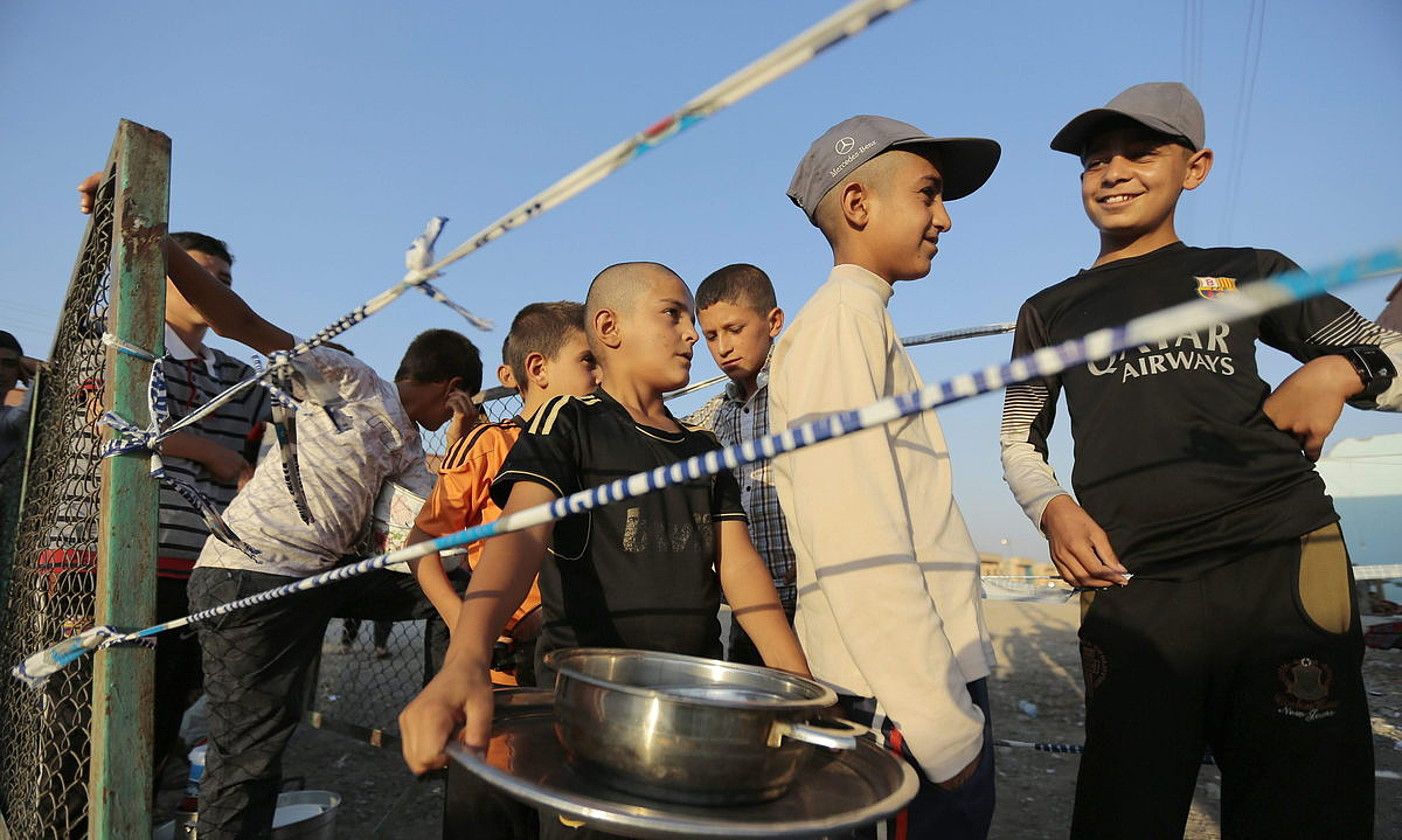 Gazte yazidiak, errefuxiatu gune batean. ULAS YUNUS TOSUN / EFE. Gazte yazidiak, errefuxiatu gune batean. ULAS YUNUS TOSUN / EFE.
