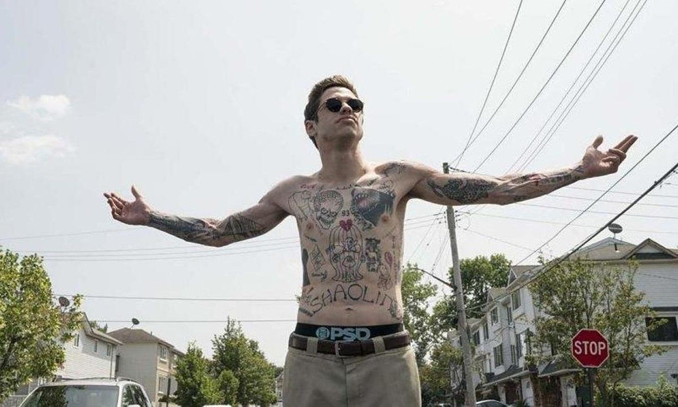 Pete Davidson umoristari buruz mintzo da The King of Staten Island filma, eta Davidson bera arduratu da bere pertsonaia interpretatzeaz. THE KING OF STATEN ISLAND.