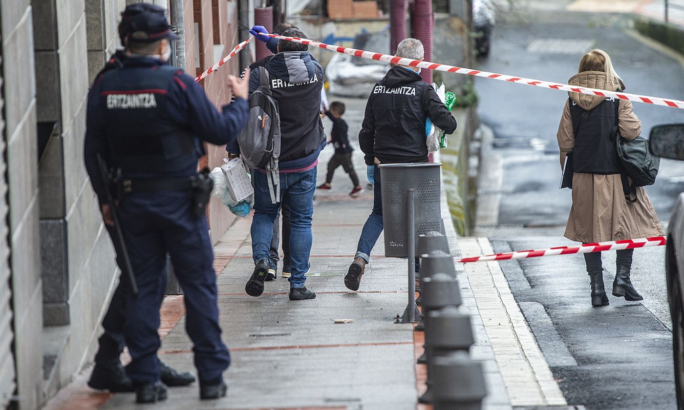 Sestaoko (Bizkaia) Iberia kalean bizi ziren emakumezkoa eta gizonezkoa, eta etxean aurkitu zuten atzo ertzainek andrearen gorpua. MARISOL RAMIREZ / FOKU.