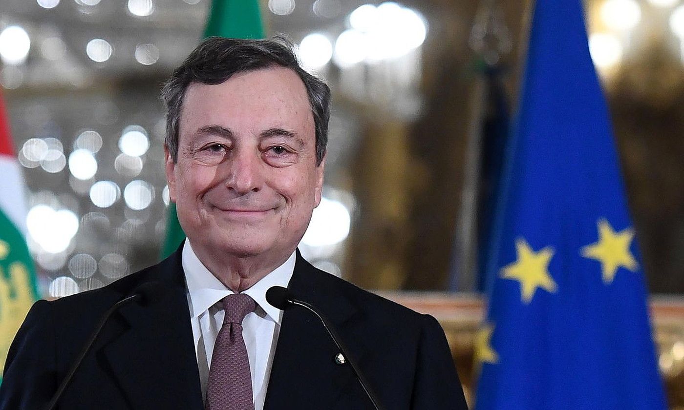 Mario Draghi Italiako lehen ministro hautatua, atzo, errepublikako presidentearekin bildu ostean. A. DI MEO / EFE. Mario Draghi Italiako lehen ministro hautatua, atzo, errepublikako presidentearekin bildu ostean. A. DI MEO / EFE.