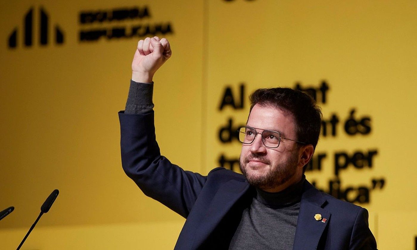 Pere Aragones (ezkerrean) eta Oriol Junqueras (eskuinean), ERCko kideak eta jarraitzaileak agurtzen. E. FONTCUBERTA / EFE.