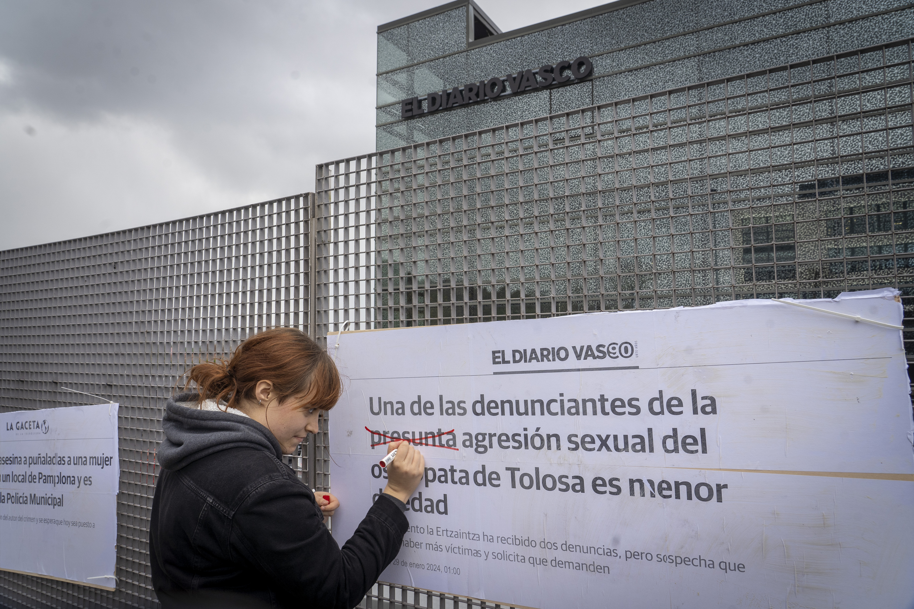 Euskal Herriko Gazte Feministek protesta egin dute gaur eguerdian, Donostian. GORKA RUBIO / FOKU
