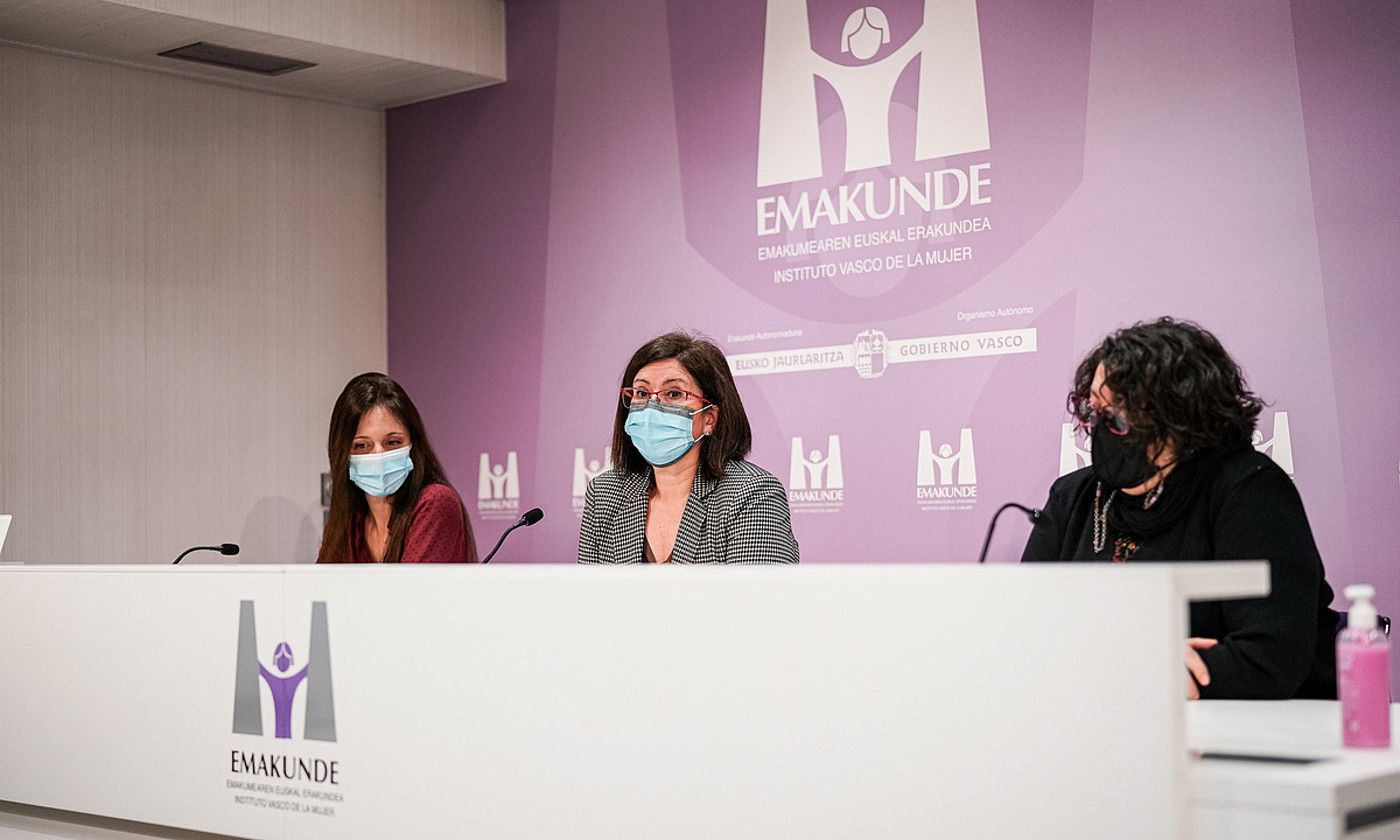Nagore Oroz, Izaskun Landaida eta Yolanda Cervero atzo, ikerketaren aurkezpenean, Gasteizen. ENDIKA PORTILLO / FOKU.