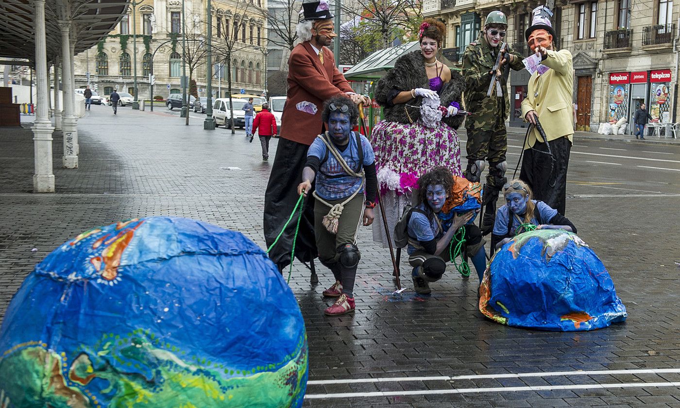 Lankidetzan diharduten gobernuz kanpoko erakundeek BIlbon egindako protesta bat, artxiboko irudi batean. MONIKA DEL VALLE / FOKU.